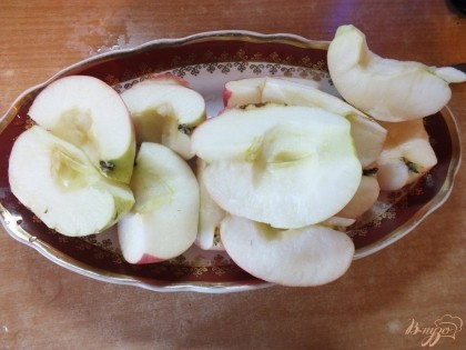 Яблоки моем и вынимаем серединки.