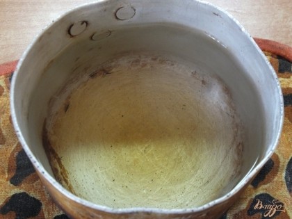 В горячий сироп добавляем мед и хорошо перемешиваем.