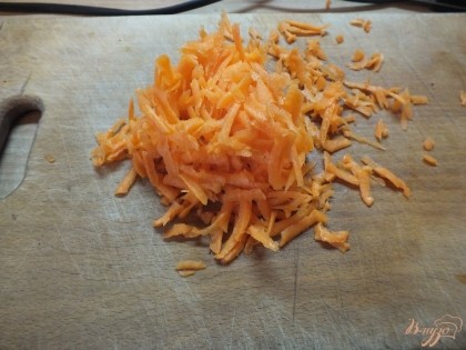 Морковь натираем на крупной терке. Кусочек откладываем.