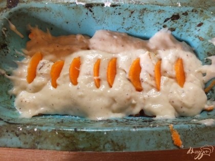 Оставшуюся морковь нарезаем тонкими кружками и украшаем пирог.