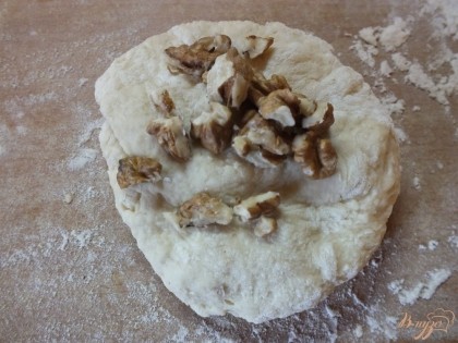 В тесто в процессе замешивания добавляем орехи и как бы оборачиваем их тестом. Мешаем дальше как обычно.