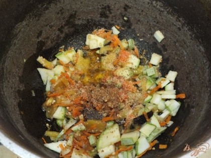 Обжариваем сначала чеснок на масле после чего добавляем нарезанные овощи. Добавляем приправу для овощей.