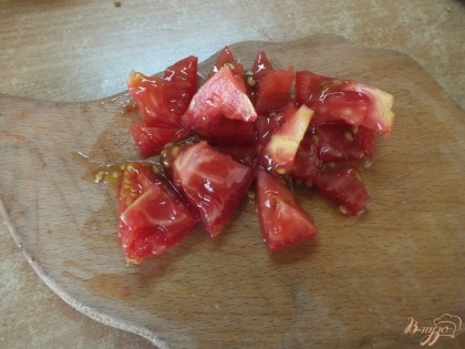 Добавляем нарезанные мелкими кубиками помидоры.