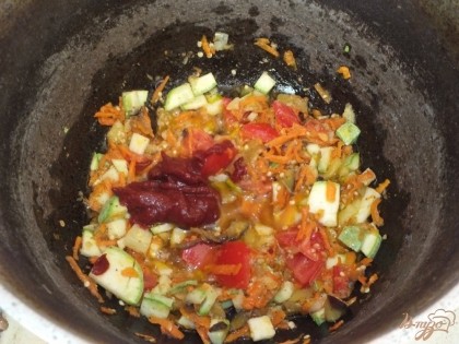 Добавляем к овощам томатную пасту и немного воды (чтобы на половину покрыла овощи). Тушим до готовности овощей посолив по вкусу.