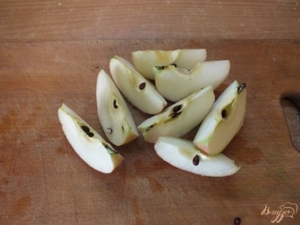 Яблоко нарезаем дольками. Маленьких берем 2 шт.
