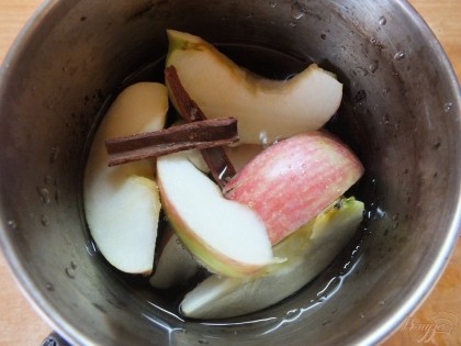 Складываем яблоки в маленькую утварь, заливаем полностью водой добавив сахар и корицу. Палочку корицы можно разломать.