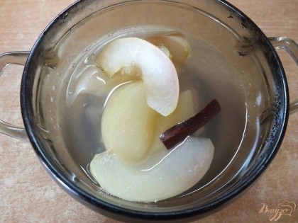 Варим яблоки до мягкости в кипящей воде примерно 10 минут. Переливаем в миску. Корицу вынимаем.