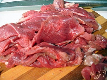 Учитывая что в Средневековье не было мясорубок, мясо мелко рубили. Мясо нарезаем тонкими кусочками вдоль.