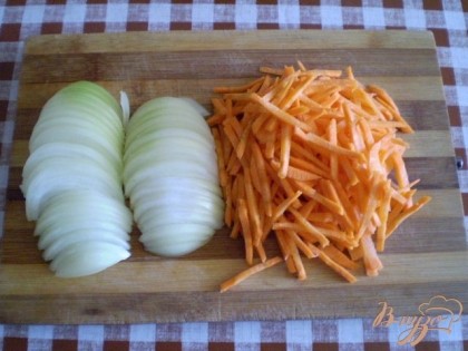 Лук и морковь нарезать.