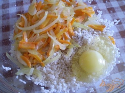 Половину жаренных овощей выложить со сковороды, и добавить к рису и сырому яйцу. Это будет постный фарш для перца.