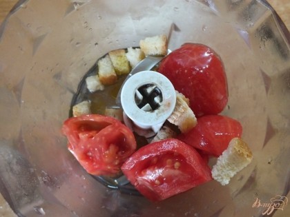 Складываем помидоры и половину сухариков в блендер.