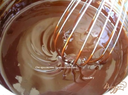 Растопить шоколад со сливочным маслом на водяной бане до однородности, остудить до комнатной температуры.