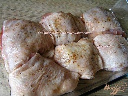 Куски курицы посолить, поперчить, выложить в смазанную маслом форму для запекания. Запекать при 200*С около 20 минут.