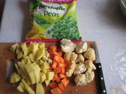 Подготавливаем овощи для супа- чистим, моем  и режем картофель и морковь, а цветную капусту разделяем на соцветия.