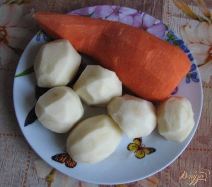 Чистим картофель и морковь. Картофель если крупный – необходимо разрезать. Так же поступить с морковью.
