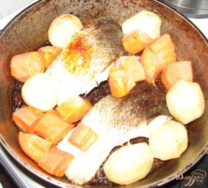 Готово! Ароматная, сочная с хрустящей корочкой рыбка с овощами – готова. Приятного всем аппетита!!!