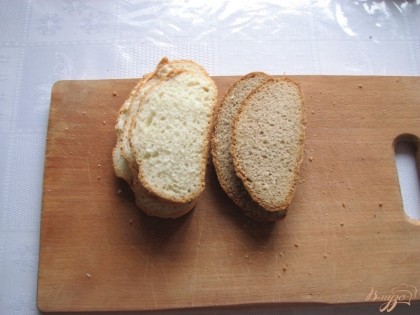 1.Хлеб нарезаем бутербродными кусочками. Используйте тот, который больше любите, но лучше всего серый или черный.