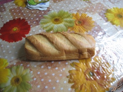 1.Берем свежий батон и обрезаем с двух сторон кончики хлеба (горбушку).