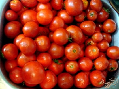 Для соуса нам понадобятся спелые, даже желательно мягковатые помидоры.Они должны быть плотными, *мясистыми*, а не водянистыми.