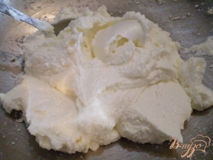 Чтобы сырники получились более мягкие и нежные, то сначала приготовим творожную массу из творога, яйца и сахара. Для этого нужно ингредиенты взбить в комбайне.
