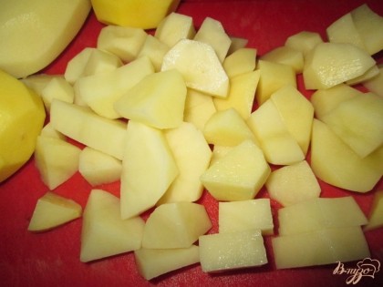 Несколько картофелин порезать крупными кубиками.