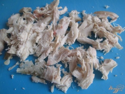 Куриное филе отварить, охладить и мелко порезать или разобрать на волокна.