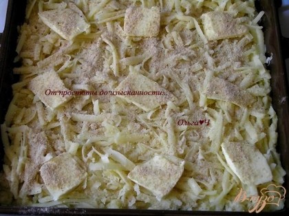 Сверху выложить оставшийся картофель, тертый сыр, посыпать сухарями и выложить кусочки масла.