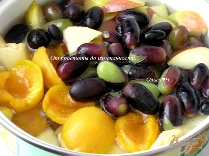 Яблоки нарезать кусочками, выложить в кастрюлю, добавить абрикосы, разломленные пополам и виноград, оторванный от веточки. Залить 2 л горячей воды,