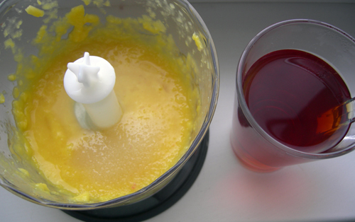 С помощью блендера измельчаем манго, добавляем сахар и сок лайма. Остается только соединить с охлажденным чаем, перемешать и выпить!<br>