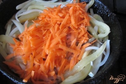 Морковь натереть на крупной терке, добавить к овощам.