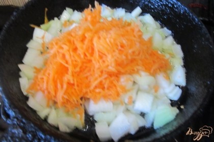 Лук и морковь отчисть, лук мелко нарезать, морковь натереть. Обжарить.