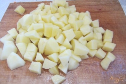 Из бульона вынимаем мясо, добавляем произвольно нарезанный картофель.