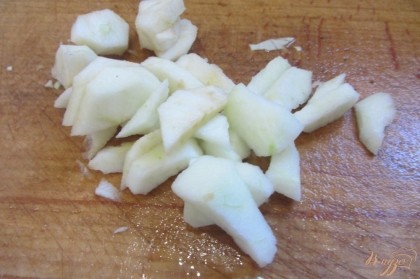 Яблоки отчистить от кожуры, нарезать произвольно. Добавить в борщ.