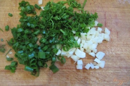 За три минуты до готовности добавляем мелко нарезанный чеснок и зеленый лук и петрушку. Солим, перчим, добавляем приправы.