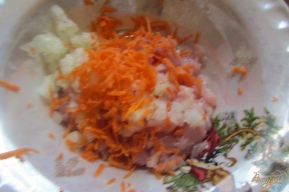 Морковку с луком отчистить, лук мелко нарезать, морковь натереть на мелкой терке.