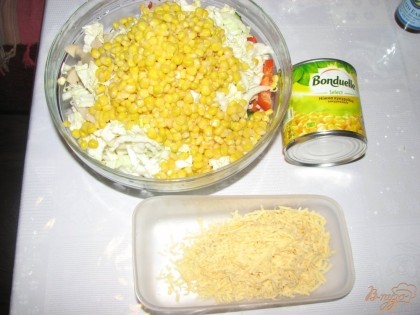 3.Берем банку кукурузы, сливаем с нее жидкость и добавляем  в салат. Твердый сыр трем на мелкой терке. Отлично подойдут такие сорта сыра как – чаплинский или буковинский.