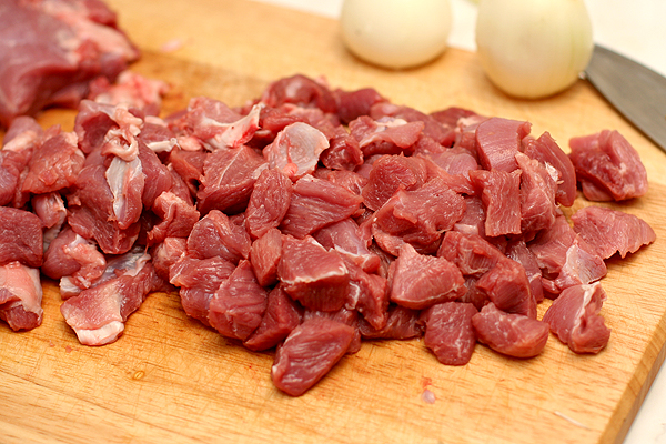 Нарезать мясо маленькими кусочками и обжарить на раскаленной сковороде до готовности не закрывая крышкой.<br>Главное не пересушить мясо!