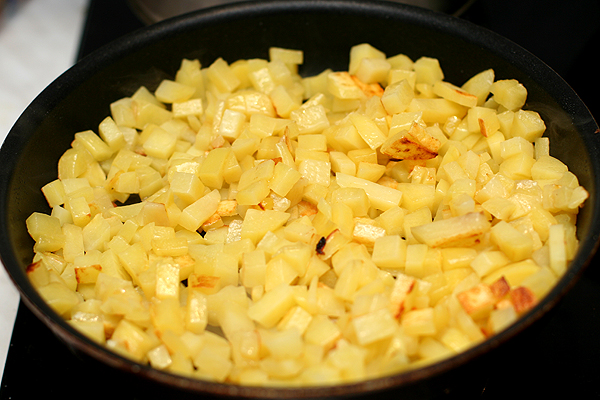 Отдельно обжарить картофель, нарезанный мелкими кубиками. Картофель — отсебятина, считаю ее лишней, но дегустаторам понравилось.