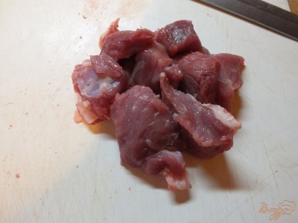 Нарезаем мелкими кубиками говядину, как на мясной салат. Берем лопатку или другую нежную часть.