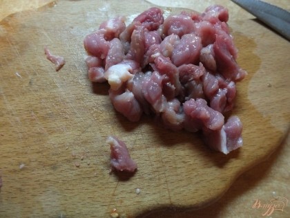 Примерно кубиками такого же размера нарезаем говядину. Используйте ту часть мяса, которая без жилок и подходит для запекания.