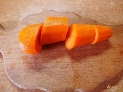 У морковок отрезаем попку, носик, снимаем шкурку и тщательно моем. Делим на несколько частей.