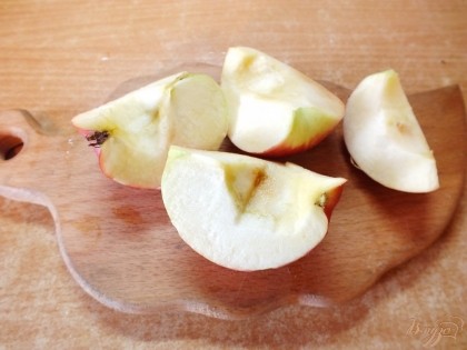 Яблоко делим на четвертушки и вырезаем семена.