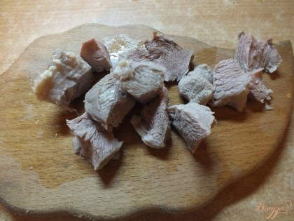 Вареное мясо остужаем и нарезаем кубиками помельче (удобны для салата).