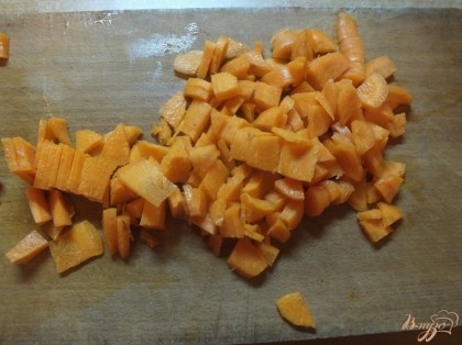 Морковку нарезаем мелкими кубиками.