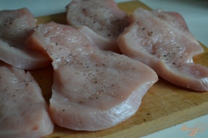 Я использовала уже готовые . Но можно нарезать мясо грудки на ломтики 1,5-2 см. толщиной. Мясо  для шницеля немного посолить , поперчить .