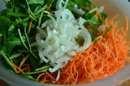 В салатнике смешать рукколу, соломку из моркови и полукольца луковицы.