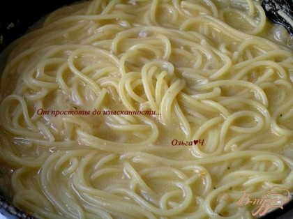 Спагетти положить в соус, готовить под крышкой 5 минут.