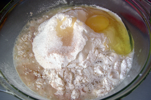 Для теста смешиваем муку, дрожжи, яйцо, 200 мл воды, сахар, соль и масло. 