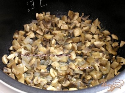 Лук и грибы обжарить в чаше мультиварки на 1 ст.л. растительного масла в режиме "Жарка".
