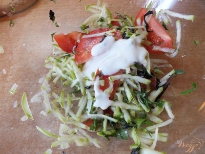 Смешиваем в салатнике овощи и зелень. Заправляем сметаной и уксусом, солим по вкусу.